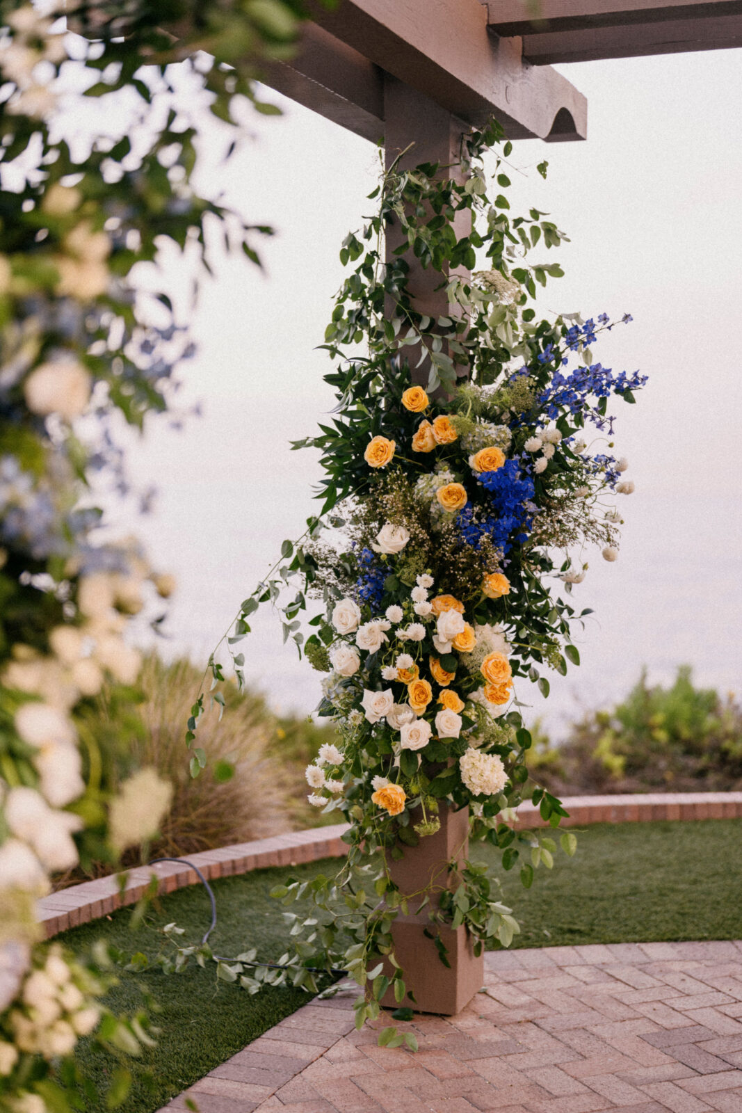 garden wedding pillar folowers