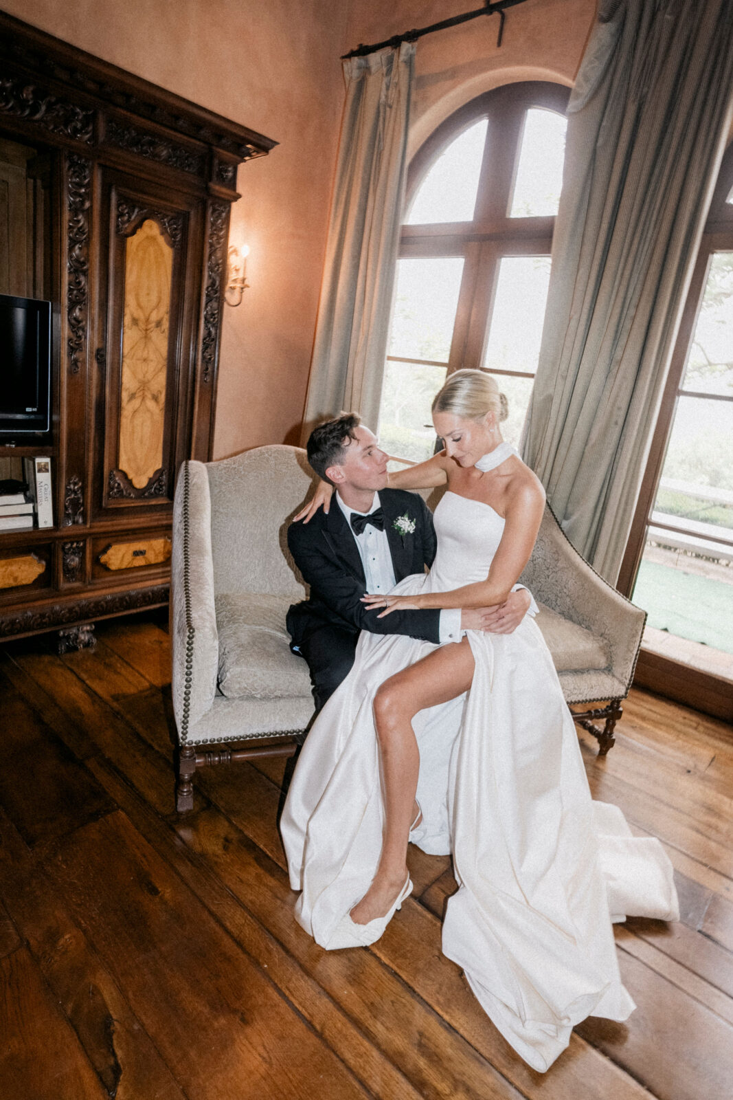 bride and groom photo smiling