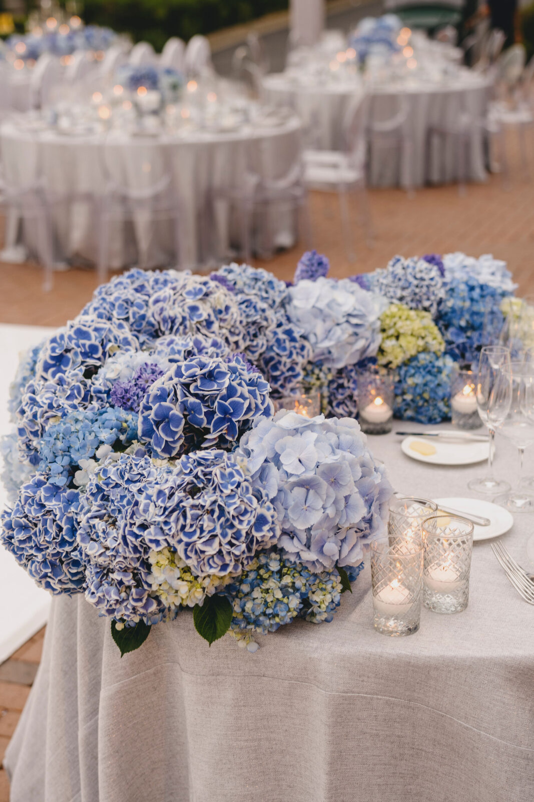 table reception in white and royal blue