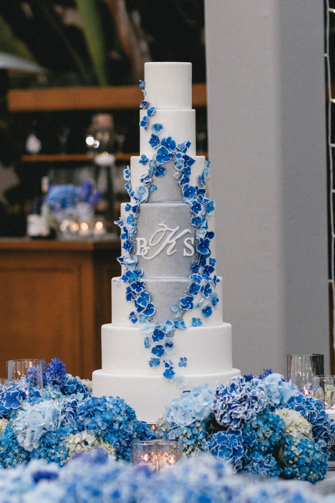 Wedding cake in white and royal blue